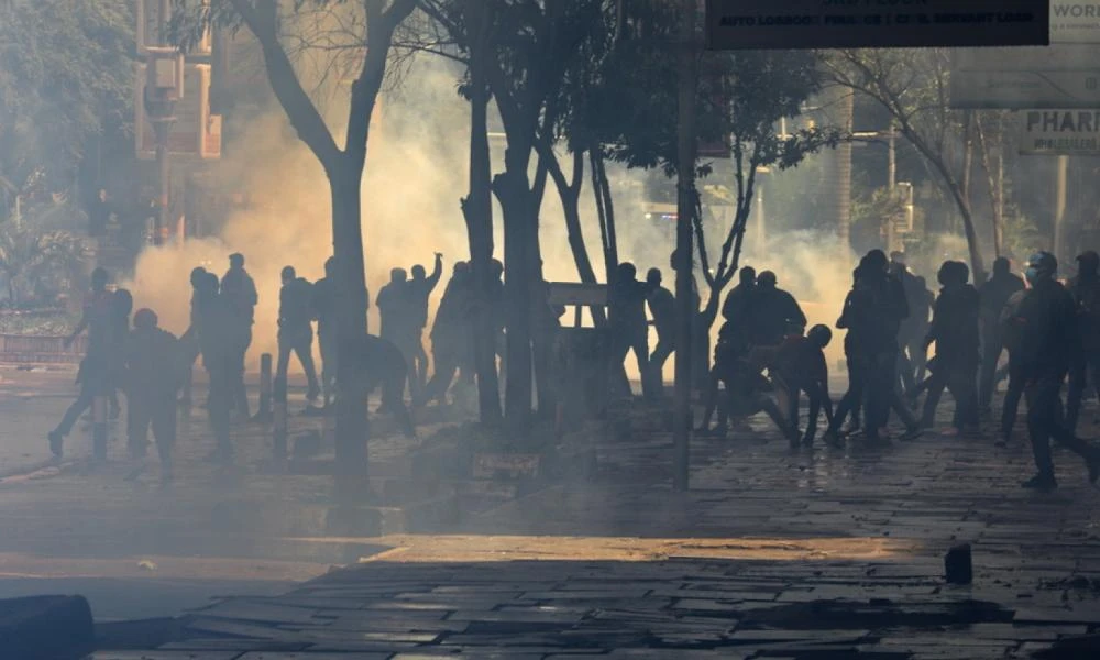 Εξέγερση στην Κένυα λόγω πείνας! Εισβολή διαδηλωτών στο κοινοβούλιο για τους νέους φόρους (βίντεο)